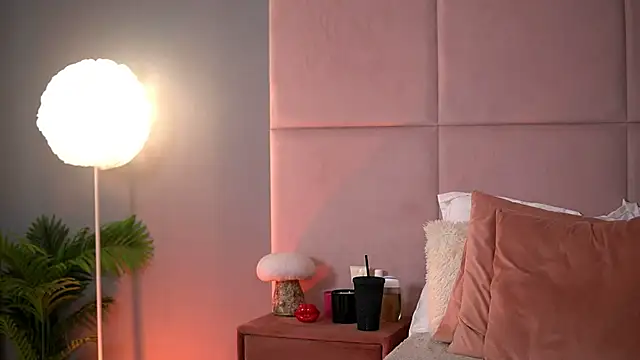 Snapshot of AlmaLuv chatting on February 2026 05:01:02 AM AlmaLuv online show from February 2026 05:01:02 AM