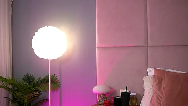 Snapshot of AlmaLuv chatting on February 2026 05:03:02 AM AlmaLuv online show from February 2026 05:03:02 AM