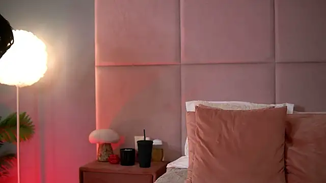 Snapshot of AlmaLuv chatting on February 2026 04:21:02 AM AlmaLuv online show from February 2026 04:21:02 AM