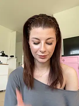 Mia-Minou online show from April 2026 12:14:02 PM