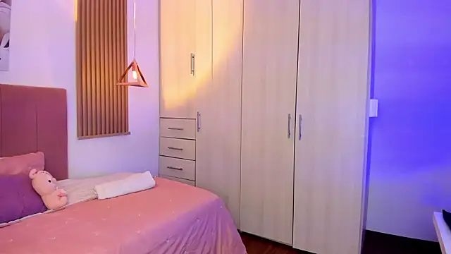 mia nevaeh online show from December 2025 08:04:02 PM