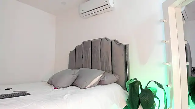 Snapshot of molly_cams8 chatting on January 2025 01:53:01 PM molly cams8 online show from January 2025 01:53:01 PM