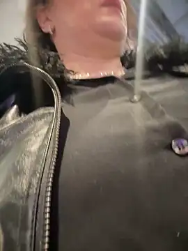 Snapshot of ZhenjaPoledance chatting on December 2025 10:13:02 AM ZhenjaPoledance online show from December 2025 10:13:02 AM