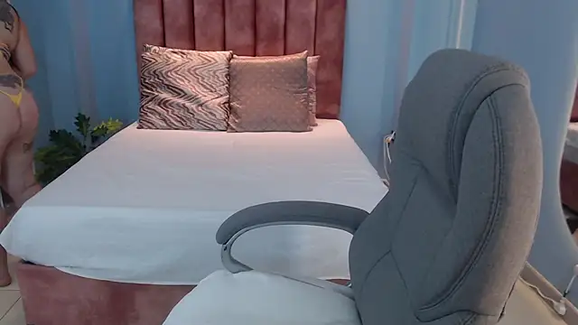 Snapshot of Violetta_rainbow chatting on November 2025 03:52:01 AM Violetta rainbow online show from November 2025 03:52:01 AM