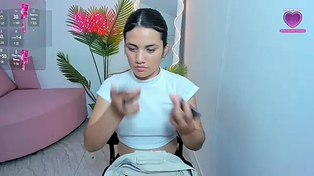 Snapshot of Chiara_tay chatting on January 2025 02:27:02 AM Chiara tay online show from January 2025 02:27:02 AM