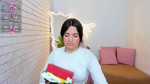 Snapshot of Chiara_tay chatting on February 2025 07:17:02 PM Chiara tay online show from February 2025 07:17:02 PM