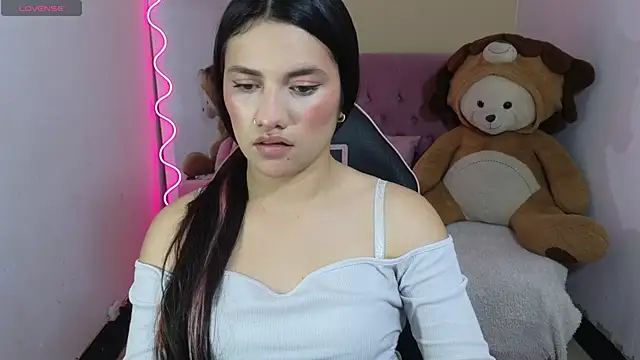 Snapshot of Chiara_tay chatting on November 2025 03:06:02 AM Chiara tay online show from November 2025 03:06:02 AM