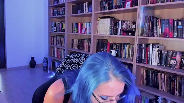 Queen of Hearts1 online show from October 2025 08:17:01 PM