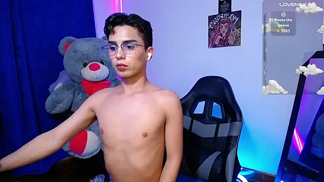 Snapshot of OwenBluee chatting on June 2026 05:20:02 AM OwenBluee online show from June 2026 05:20:02 AM