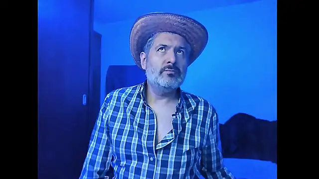 Snapshot of BushBator chatting on December 2025 06:39:02 AM BushBator online show from December 2025 06:39:02 AM