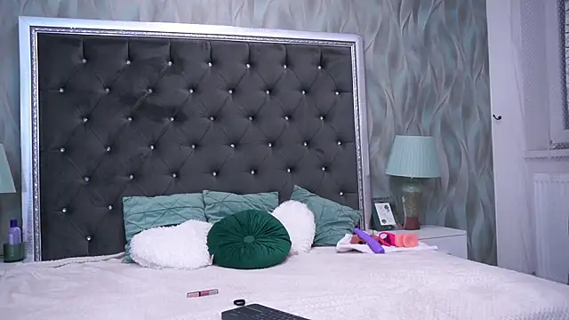 Snapshot of AnneHove chatting on December 2024 06:17:01 PM AnneHove online show from December 2024 06:17:01 PM