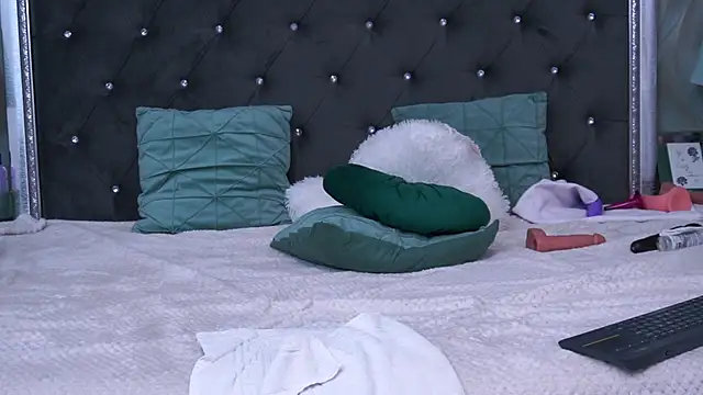 Snapshot of AnneHove chatting on December 2024 11:23:02 PM AnneHove online show from December 2024 11:23:02 PM