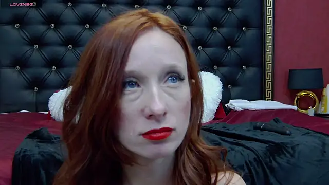 Snapshot of AnneHove chatting on December 2024 09:03:01 AM AnneHove online show from December 2024 09:03:01 AM