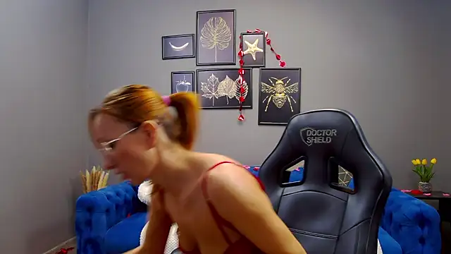 Snapshot of AnneHove chatting on February 2025 05:09:01 AM AnneHove online show from February 2025 05:09:01 AM