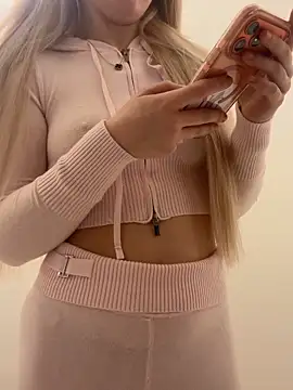 Holly-Glamour online show from December 2025 05:09:01 PM