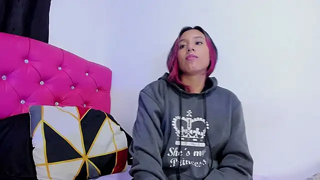 katia  dann online show from February 2025 10:33:01 PM