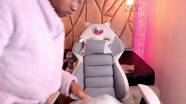 Queen perla  online show from February 2025 12:14:02 PM