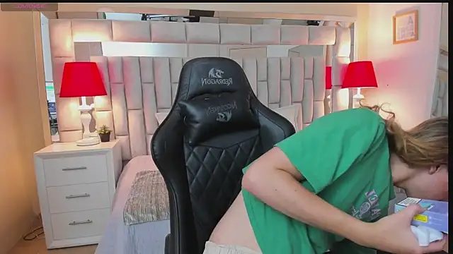 Snapshot of mariiahneedles chatting on December 2024 12:12:02 AM mariiahneedles online show from December 2024 12:12:02 AM