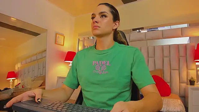 Snapshot of mariiahneedles chatting on January 2025 11:27:02 PM mariiahneedles online show from January 2025 11:27:02 PM