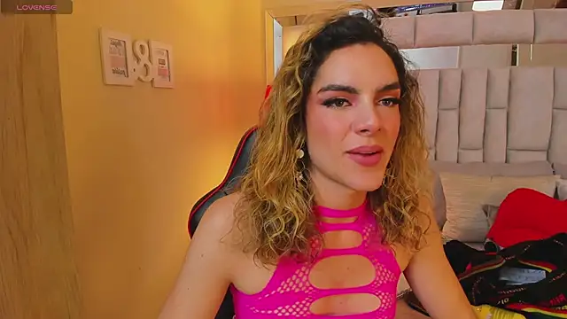 Snapshot of mariiahneedles chatting on January 2025 01:19:01 AM mariiahneedles online show from January 2025 01:19:01 AM