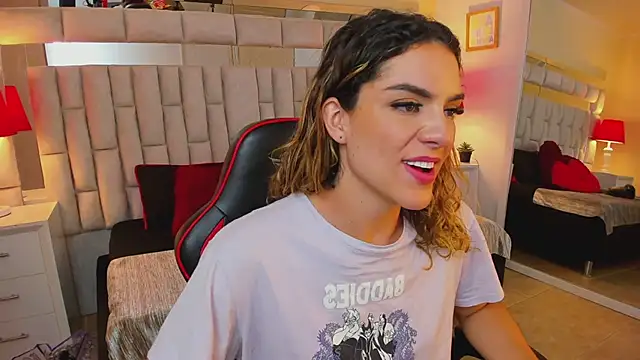 Snapshot of mariiahneedles chatting on February 2025 01:10:01 AM mariiahneedles online show from February 2025 01:10:01 AM