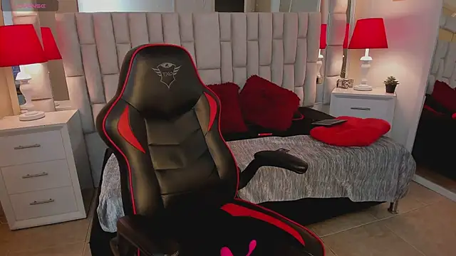 Snapshot of mariiahneedles chatting on February 2025 11:51:02 PM mariiahneedles online show from February 2025 11:51:02 PM