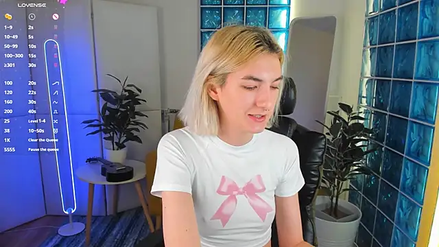 Mia Cheers online show from February 2025 01:46:01 PM