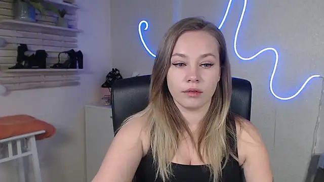 holly xglam online show from December 2024 08:18:01 PM