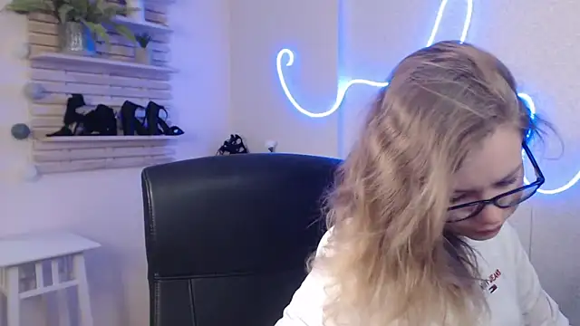 holly xglam online show from February 2025 02:28:02 AM