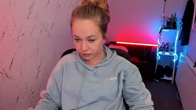 holly xglam online show from April 2026 07:29:01 PM