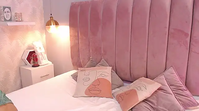 Snapshot of LeenaBrown chatting on April 2026 12:42:01 PM LeenaBrown online show from April 2026 12:42:01 PM