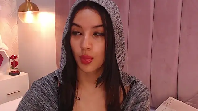 Snapshot of LeenaBrown chatting on April 2026 12:43:01 PM LeenaBrown online show from April 2026 12:43:01 PM