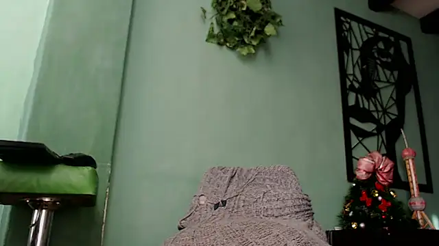 Snapshot of thirstymoonxx chatting on December 2024 09:39:01 PM thirstymoonxx online show from December 2024 09:39:01 PM