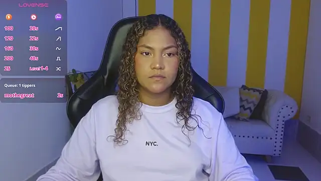 Snapshot of Cristal_War chatting on January 2025 11:33:01 PM Cristal War online show from January 2025 11:33:01 PM