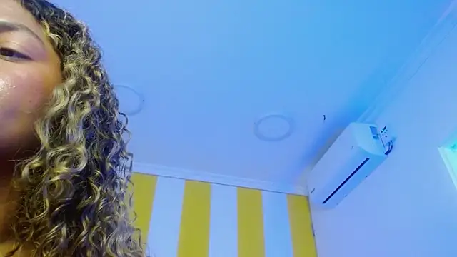 Snapshot of Cristal_War chatting on February 2025 03:12:02 AM Cristal War online show from February 2025 03:12:02 AM