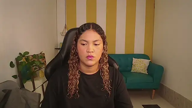 Snapshot of Cristal_War chatting on October 2025 11:06:02 PM Cristal War online show from October 2025 11:06:02 PM