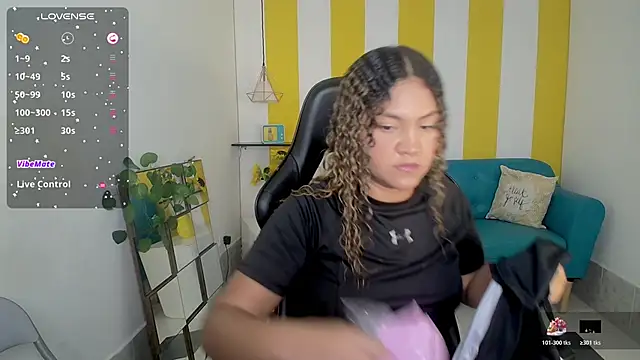 Snapshot of Cristal_War chatting on October 2025 10:52:01 PM Cristal War online show from October 2025 10:52:01 PM