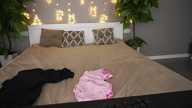 MagicPeachh  online show from January 2025 08:00:02 PM