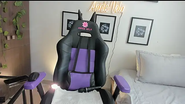 Annie Velas  online show from March 2026 09:19:02 PM