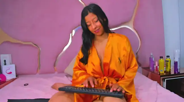 Snapshot of VaneLin18 chatting on March 2025 08:52:02 AM VaneLin18 online show from March 2025 08:52:02 AM