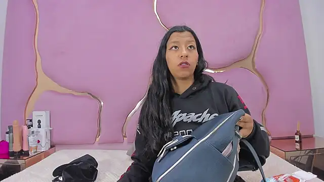 Snapshot of VaneLin18 chatting on September 2025 07:19:02 PM VaneLin18 online show from September 2025 07:19:02 PM