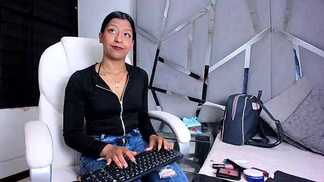 Snapshot of VaneLin18 chatting on October 2025 05:20:02 PM VaneLin18 online show from October 2025 05:20:02 PM