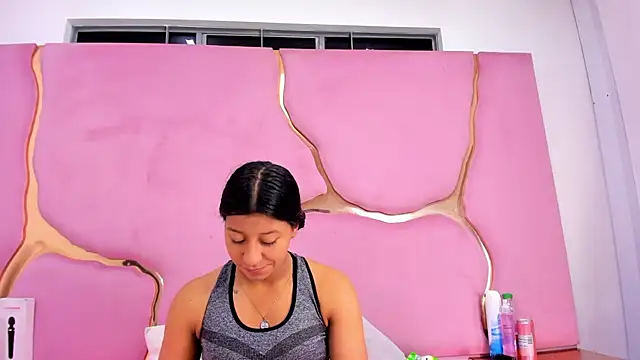 Snapshot of VaneLin18 chatting on November 2025 08:52:01 PM VaneLin18 online show from November 2025 08:52:01 PM