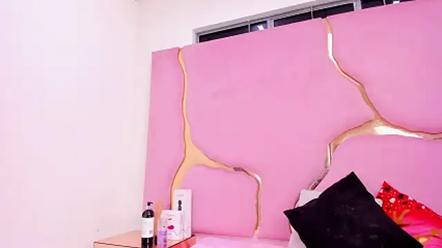 Snapshot of VaneLin18 chatting on December 2025 09:35:01 PM VaneLin18 online show from December 2025 09:35:01 PM