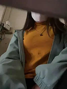 Snapshot of Tuongvy05 chatting on January 2025 05:04:01 PM Tuongvy05 online show from January 2025 05:04:01 PM