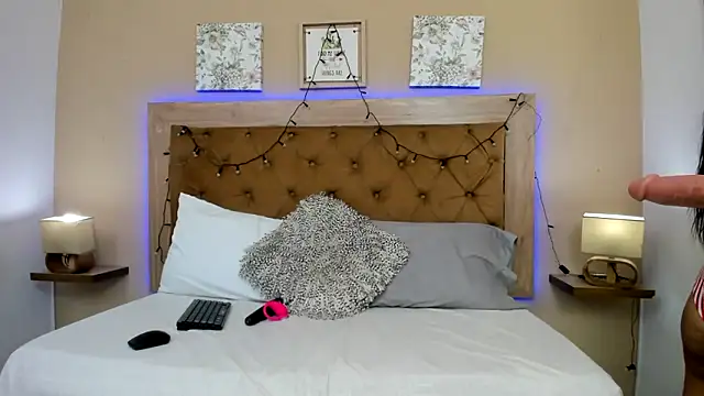 CristalLoren online show from December 2025 06:25:02 PM