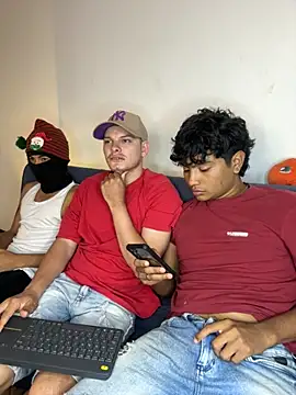 Snapshot of _Ottis_ chatting on November 2025 05:57:02 PM Ottis online show from November 2025 05:57:02 PM