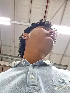 Snapshot of _Ottis_ chatting on November 2025 06:52:01 PM Ottis online show from November 2025 06:52:01 PM