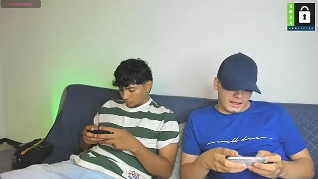 Snapshot of _Ottis_ chatting on November 2025 11:15:01 PM Ottis online show from November 2025 11:15:01 PM