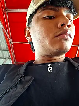 Snapshot of _Ottis_ chatting on November 2025 06:19:02 PM Ottis online show from November 2025 06:19:02 PM